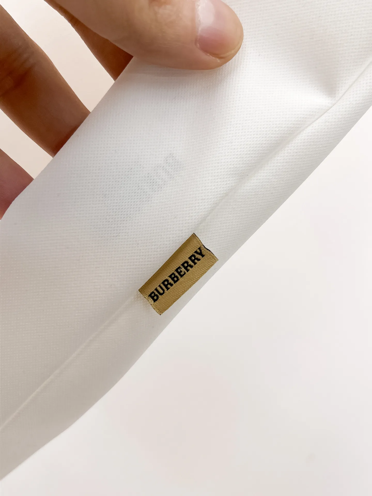 Burberry Premium business white-collar workers must buy this item! Seamless laminated ice silk casual business short-sleeved shirt, made of technical fabrics, ice silk is traceless, feels great on the body, feels smooth and has a great texture! It has good elasticity and no sense of restraint. The fabric has Breathable mesh, which is moisture-wicking and quick-drying to keep you dry. The small lapel placket design shows a tall and straight posture without being too soft. The simple style can be used for both business and leisure. Highly recommended! High-elastic ice silk feels as smooth as jade silk, clean and elegant, and elegant and gentlemanly. High-grade materials, the focus is on the fabric, and quality control is a must. The feel is extremely delicate and smooth, the fabric has a good luster and the upper body frame feels good, it is a mature Quality men's wear! Sweat-free in summer, a new experience for business, commuting and leisure M-4XL
